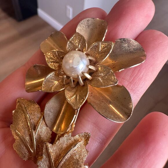 Vintage Gold Tone Flower Brooch Pin with Faux Pearl - Picture 3 of 5
